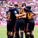 Los jugadores del Valencia celebran el gol anotado por el centrocampista Carlos Soler ante el Valladolid/Efe