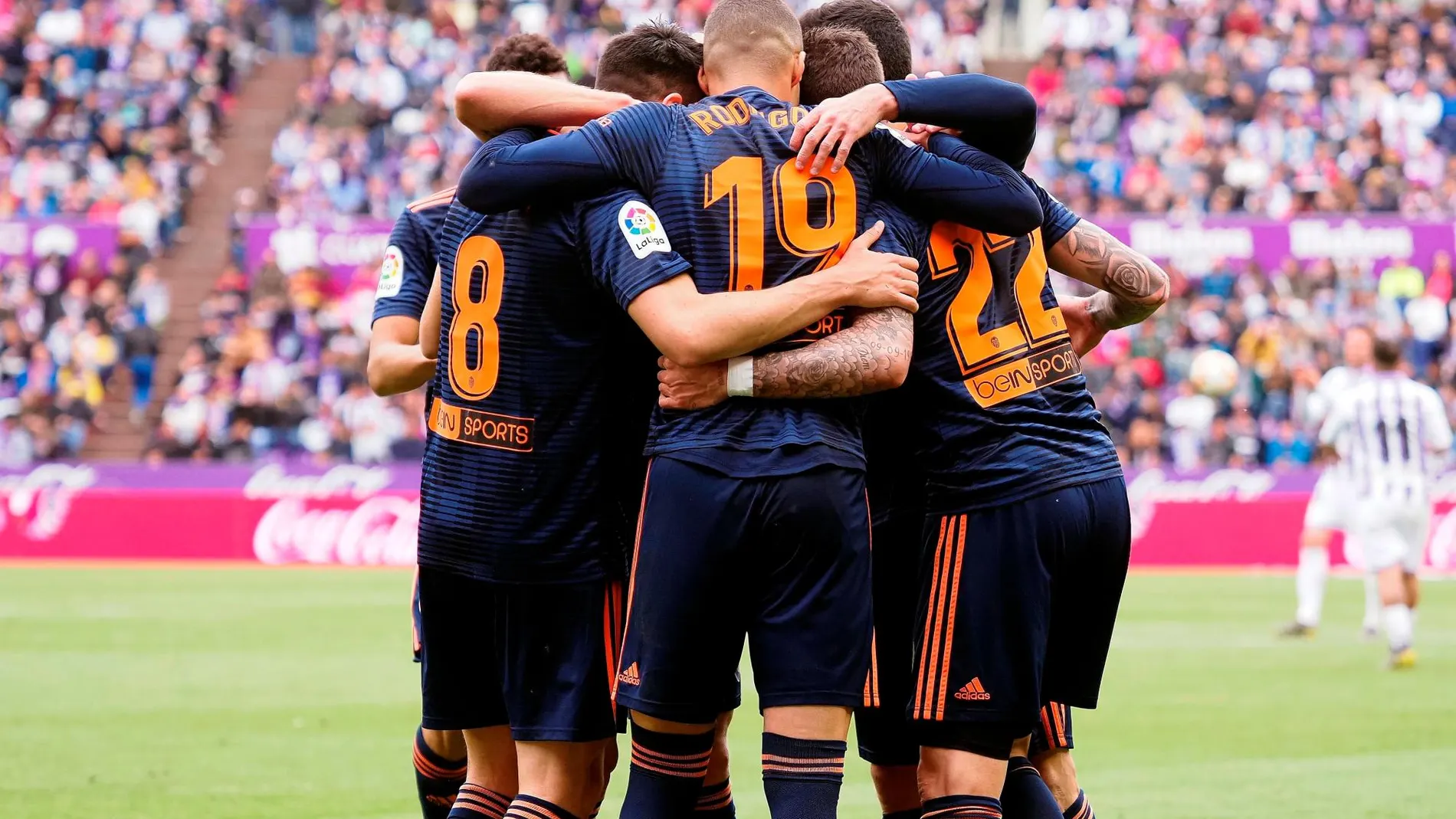 Los jugadores del Valencia celebran el gol anotado por el centrocampista Carlos Soler ante el Valladolid/Efe