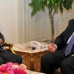 El presidente interino Adly Mansour, a la derecha, conversa con Hazem el-Beblawi, hoy en El Cairo