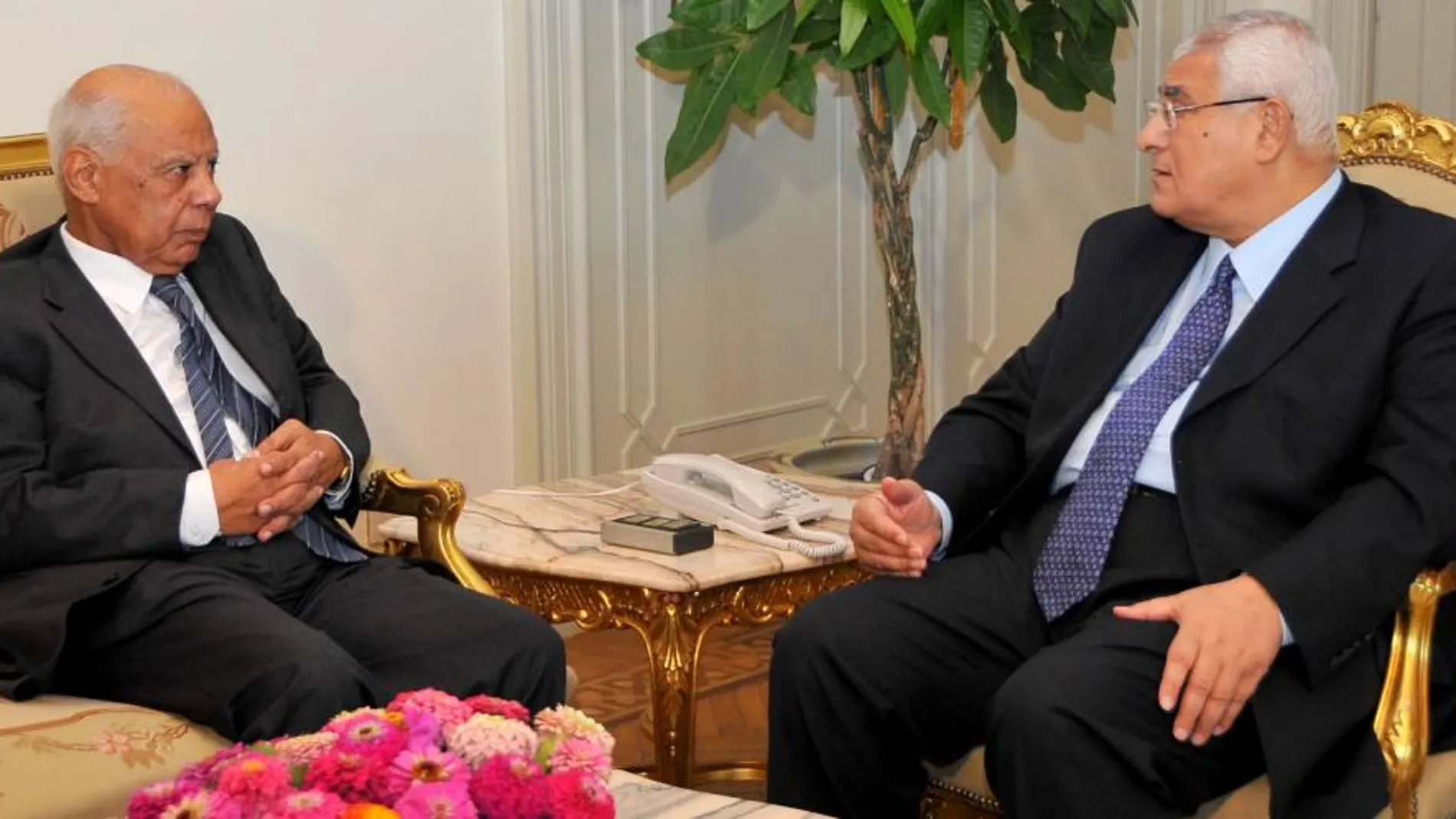 El presidente interino Adly Mansour, a la derecha, conversa con Hazem el-Beblawi, hoy en El Cairo