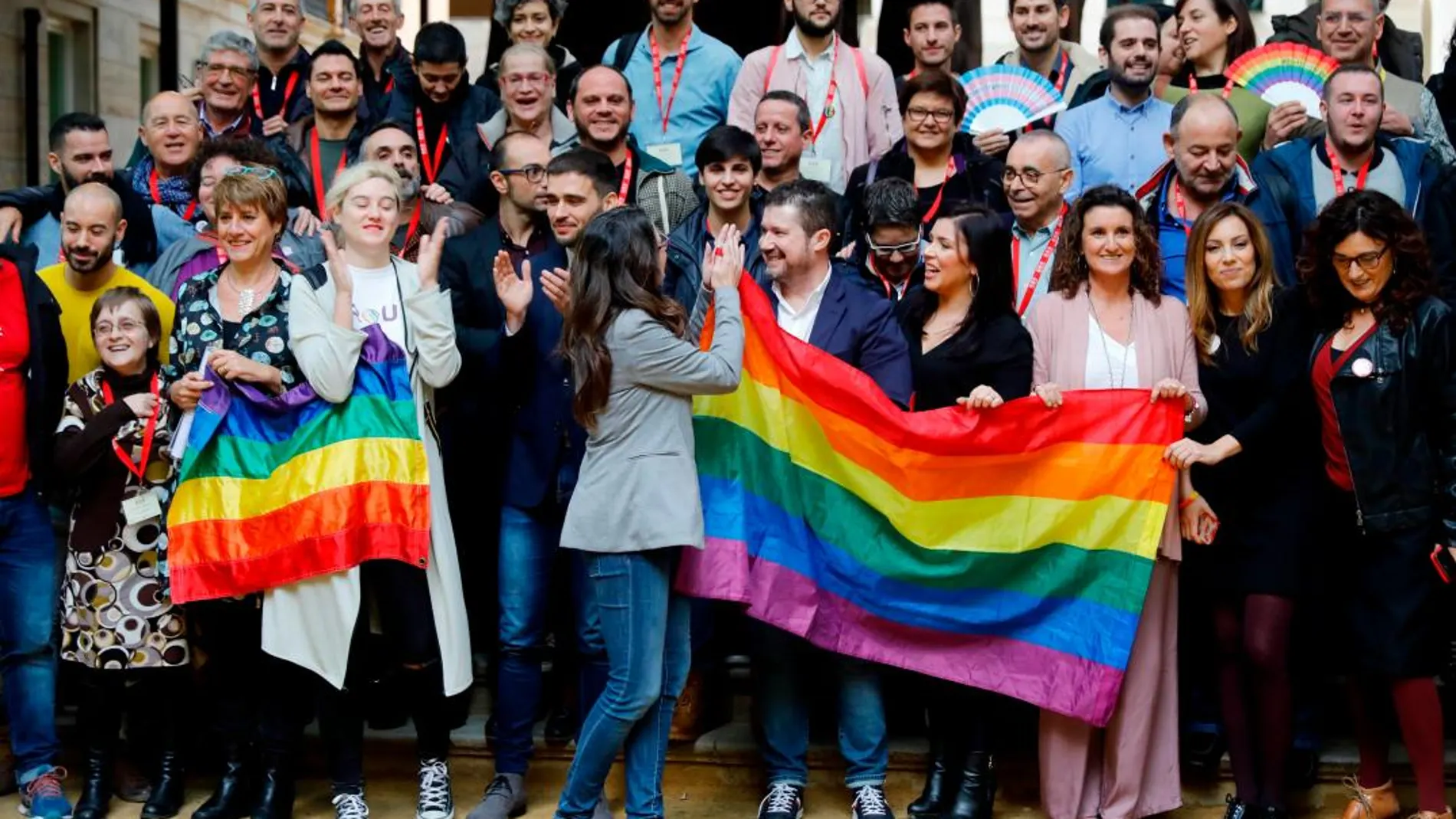 Los invitados al pleno, activistas del movimiento LGTBI se fotografiaron con representantes de los grupos políticos tras la aprobación de la ley