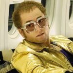 Taron Egerton interpreta a Elton John en «Rocketman», un musical biográfico sobre el artista