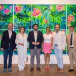 Fernando López Miras en la exposición de los artistas murcianos Muher que se muestra en el Palacio del Almudín en Murcia. LA RAZÓN