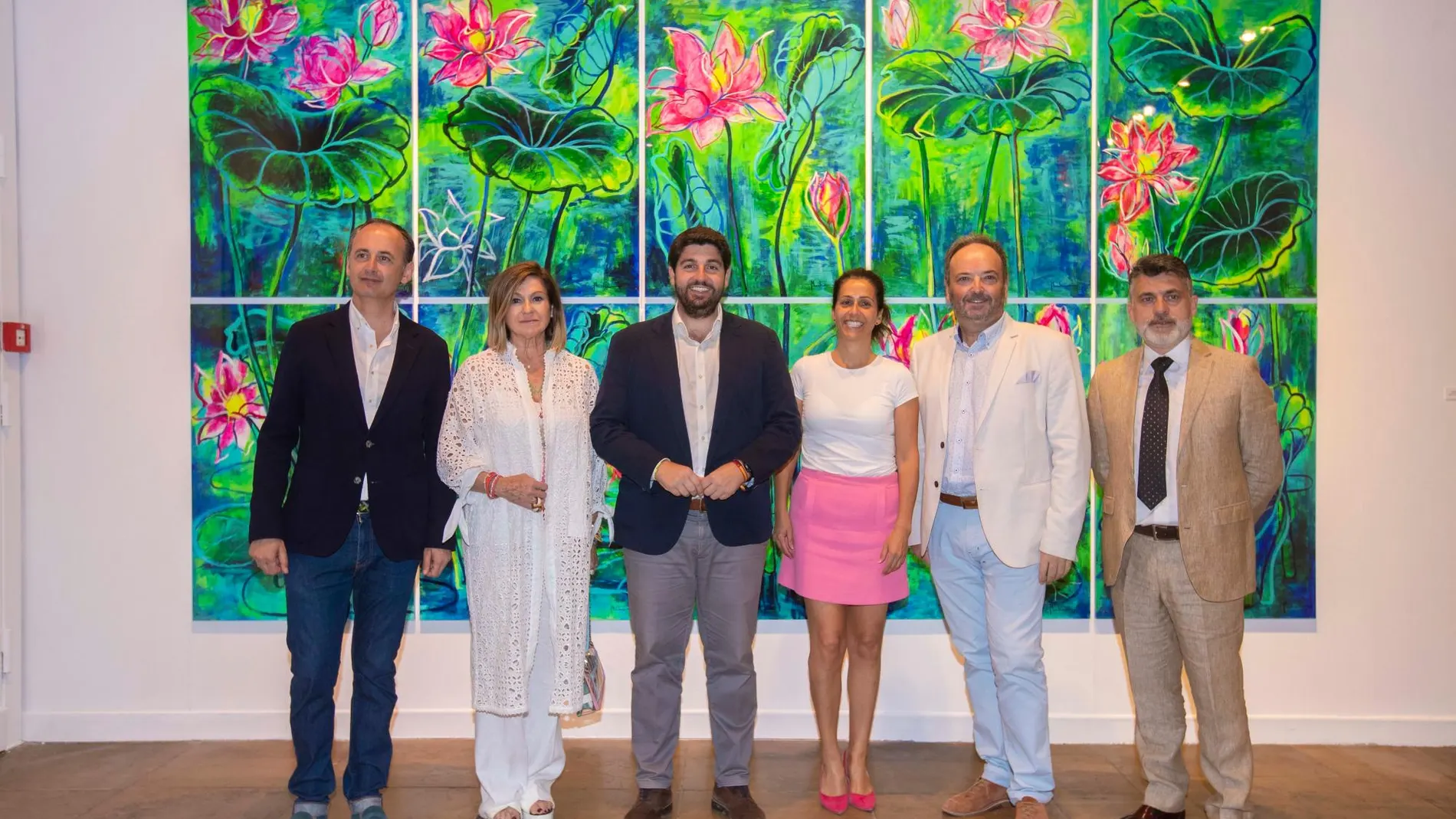 Fernando López Miras en la exposición de los artistas murcianos Muher que se muestra en el Palacio del Almudín en Murcia. LA RAZÓN
