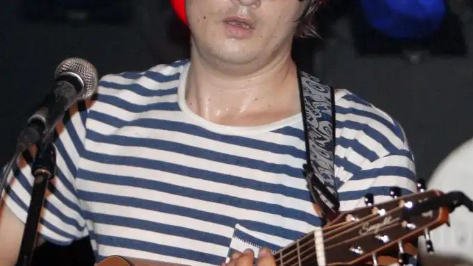 El músico británico Pete Doherty durante el concierto acústico ofrecido junto a su hermana Amy Jo