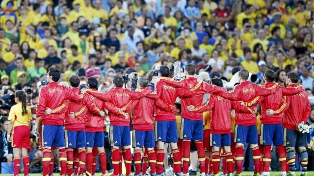LA SELECCIÓN ESPAÑOLA, unida antes del comienzo mientras sonaba el himno