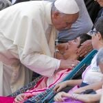 El Papa, como ya es habitual, se paró en varias ocasiones a saludar y bendecir a algunos enfermos que se dieron cita en la plaza de San Pedro
