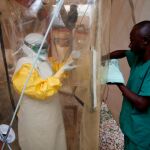 Un sanitario se coloca el traje de protección en la República Democrática del Congo