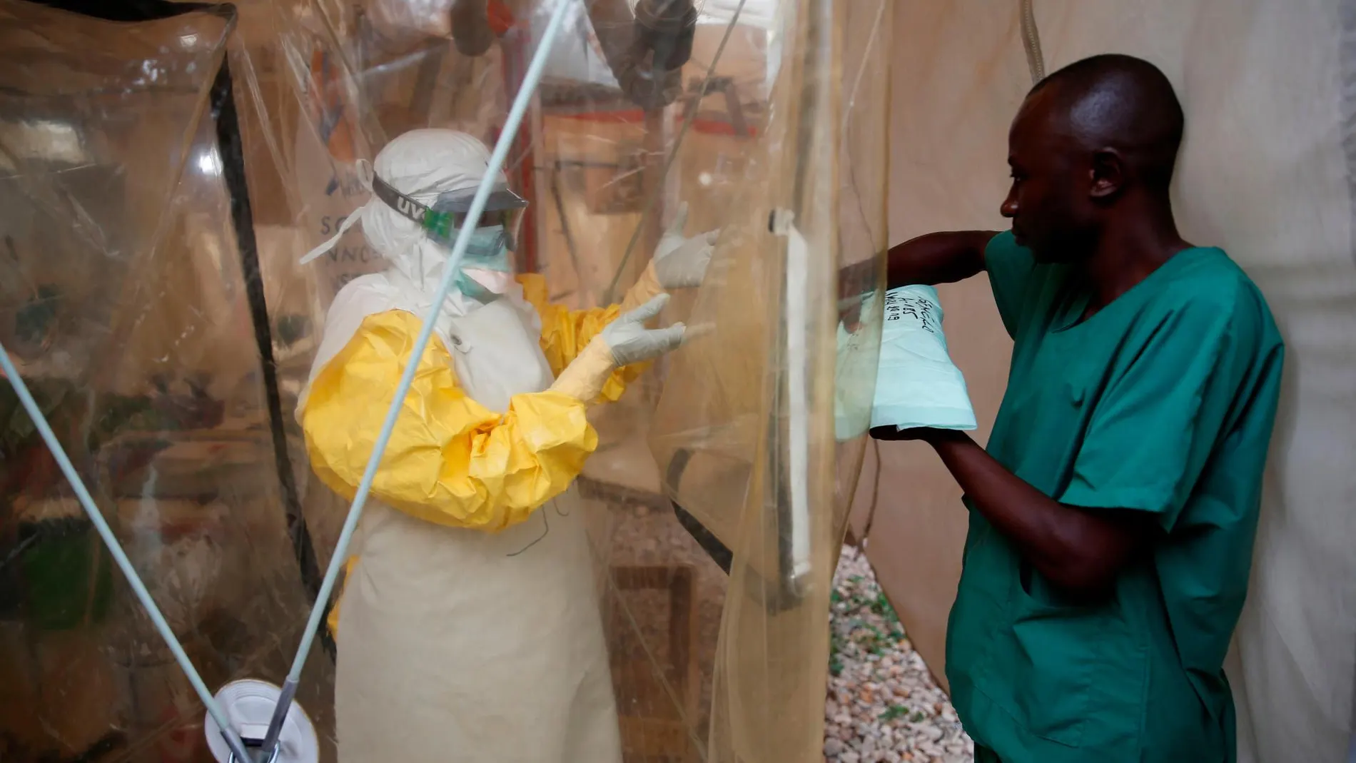 Un sanitario se coloca el traje de protección en la República Democrática del Congo