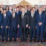 FOTO DE FAMILIA. El rey Mohamed VI posa junto a los 39 ministro del nuevo Gobierno marroquí