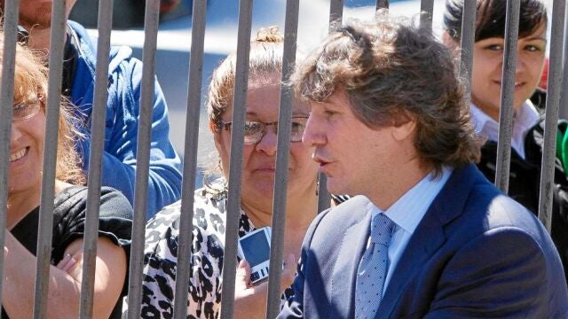 El presidente interino, Amado Boudou, habla con varios ciudadanos