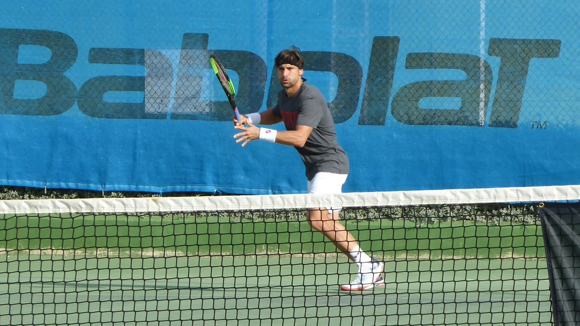 El tenista David Ferrer, que será máximo protagonista del torneo, durante un entrenamiento realizado en las pistas de La Nucía