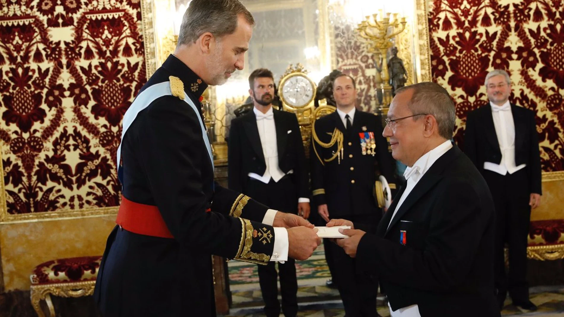 Felipe VI recibe al nuevo embajador francés en España, Jean Michel Casa