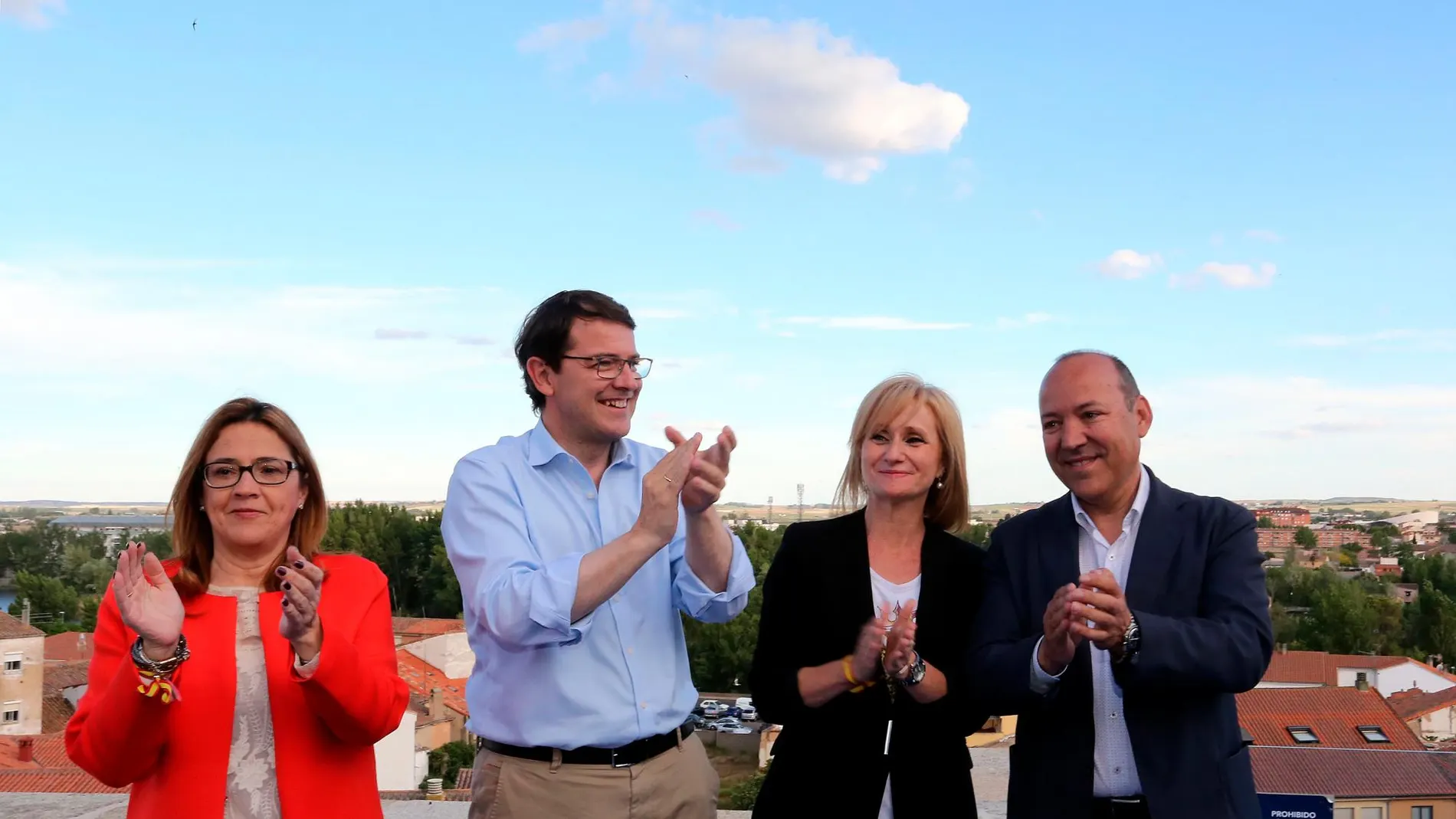 El candidato del PP a la Presidencia de la Junta, Alfonso Fernández Mañueco, junto al presidente del PP en Zamora, José María Barrios, la candidata a la Alcaldía, Mayte Martín, y la cabeza de lista a las Cortes autonómicas, Leticia García