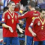 Sergio ramos felicita a Fernando Torres después de su gol, el quinto del campeonato