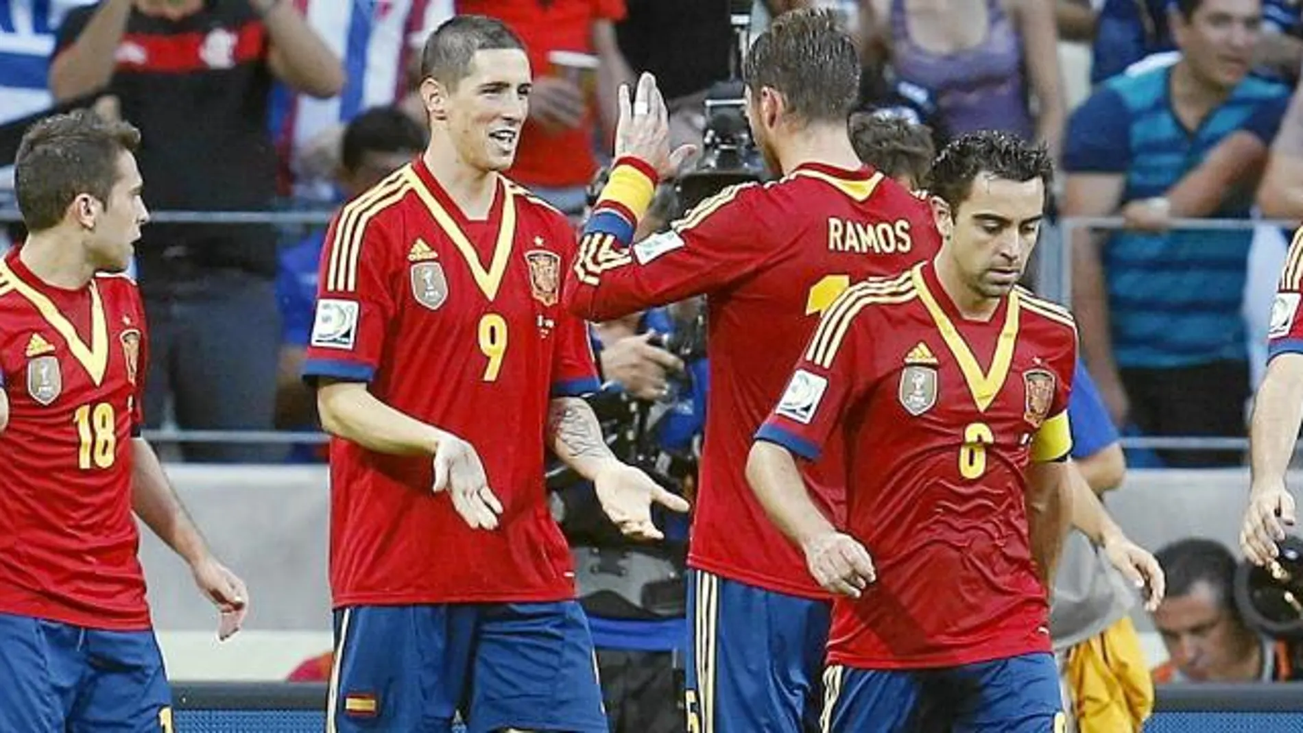 Sergio ramos felicita a Fernando Torres después de su gol, el quinto del campeonato