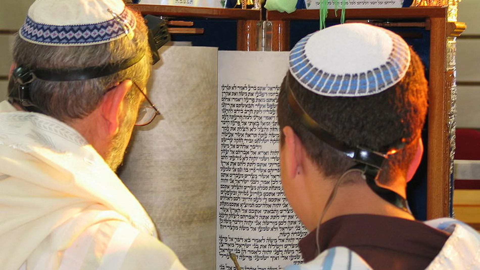 Dos judíos leyendo la Torah según la costumbre judía y sefardí