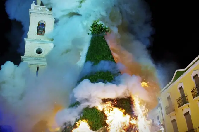 Hogueras de San Antonio: la más alta del mundo se quema en un municipio de España