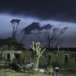 Edificios y vehículos han quedado destrozados tras el paso del tornado por el barrio de Moore, el más afectado en Oklahoma (Estados Unidos)