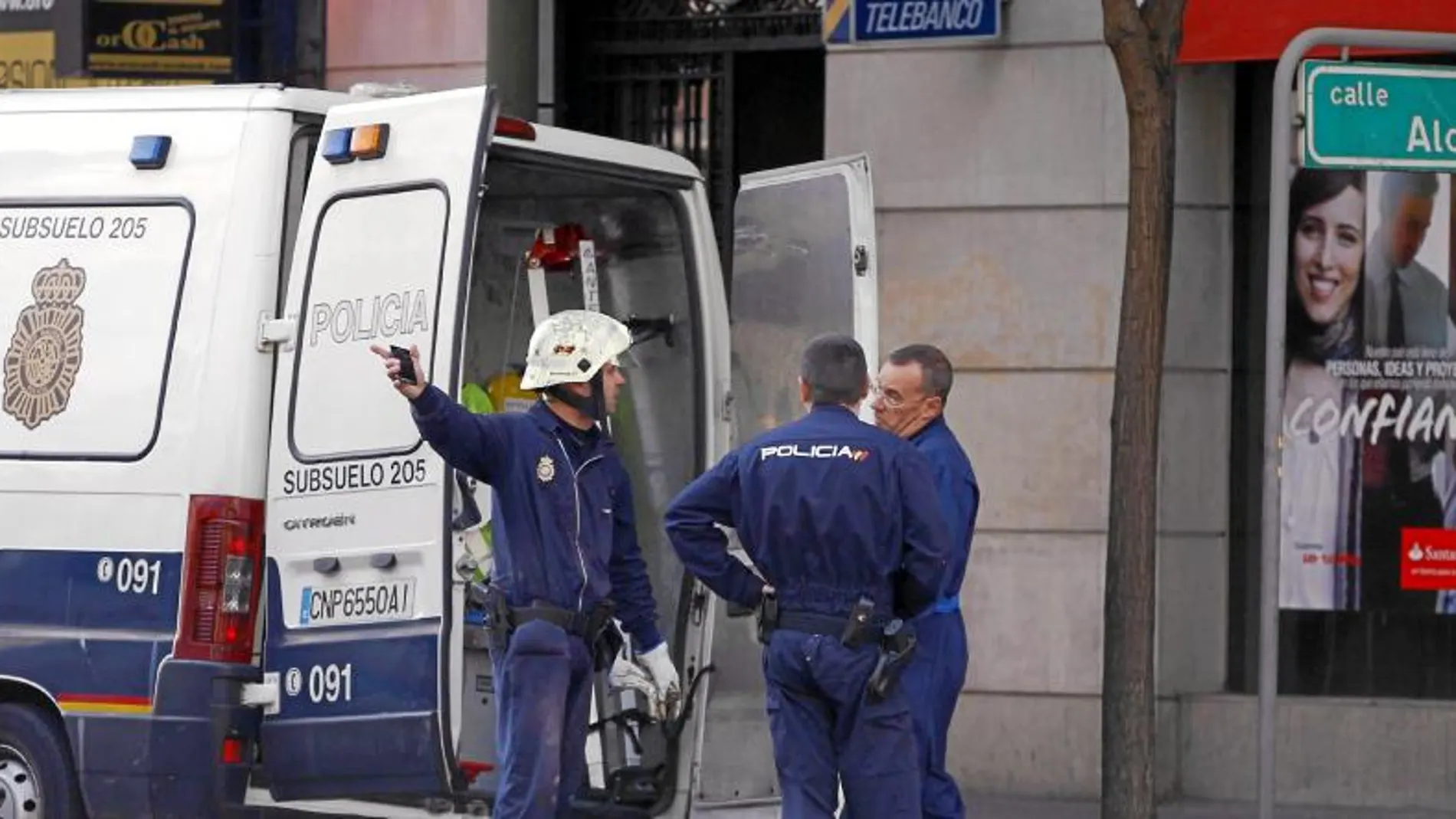 La Unidad de Subsuelo de la Policía Nacional rastreó sin éxito la zona por la que podrían haber huido los ladrones a la altura del número 74 de la calle Alcalá