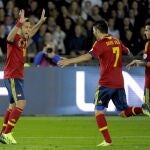 El defensa de la selección española, Jordi Alba (i) celebra con sus compañeros David Villa (c) y Pedro Rodriguez (d) su tanto ante Finlandia