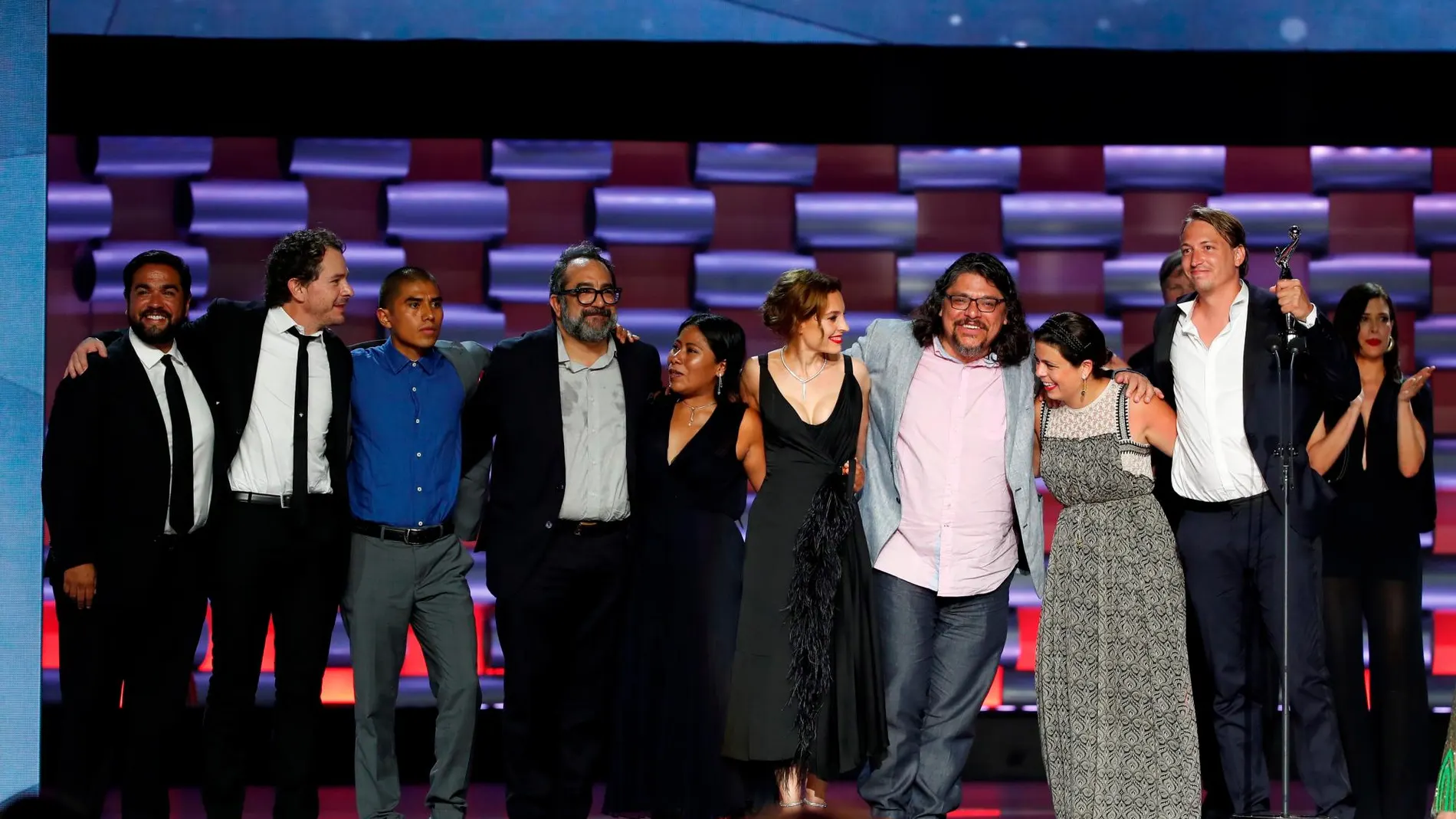 El elenco de la película "Roma"posa en la gala de la entrega de los Premios Platino en el parque Xcaret, de Playa del Carmen, en la Riviera Maya (México)