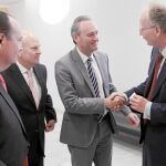 El presidente Fabra saluda ayer al embajador noruego