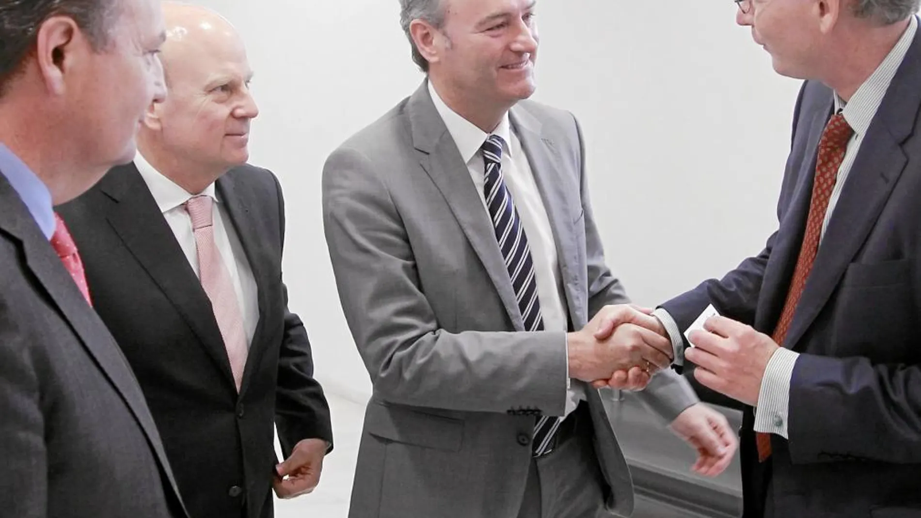 El presidente Fabra saluda ayer al embajador noruego