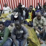 Inmigrantes a bordo del 'San Marco Mare Nostrum' tras ser rescatados a unas 25 millas de Lampedusa