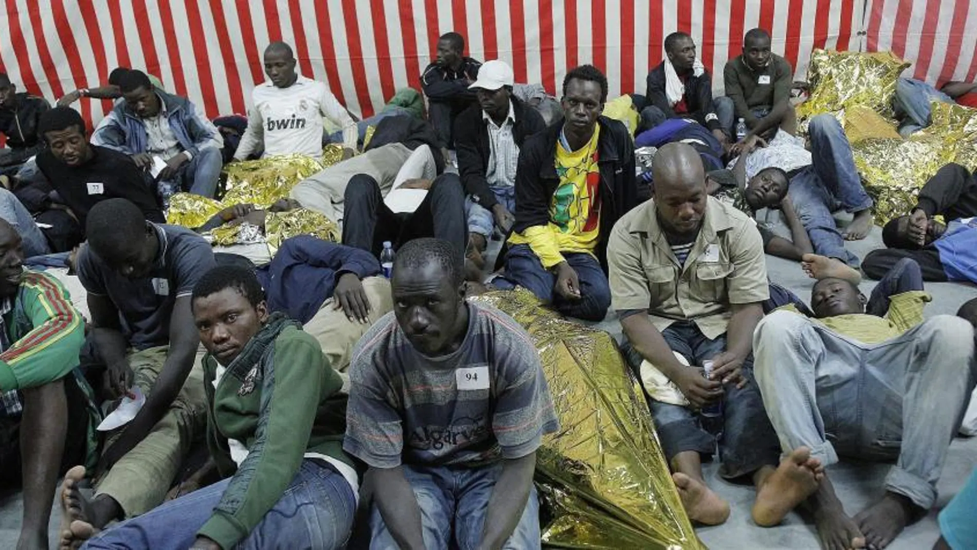 Inmigrantes a bordo del 'San Marco Mare Nostrum' tras ser rescatados a unas 25 millas de Lampedusa