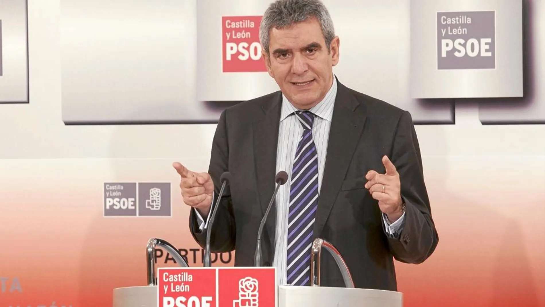 El secretario general del PSOE de Castilla y León, Julio Villarrubia, atiende a los medios de comunicación, ayer en Valladolid