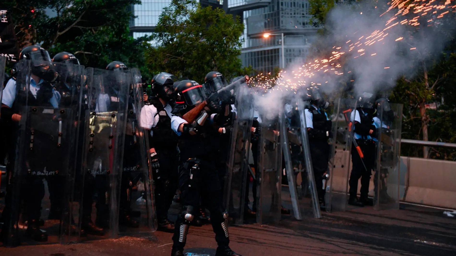 Policías hongkoneses disparan gases lacrimógenos contra los manifestantes en Hong Kong. Las autoridades disolvieron por la fuerza la masiva concentración/ EFE