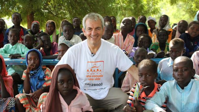 Carlos Sobera junto a los alumnos de una de las escuelas de Chad