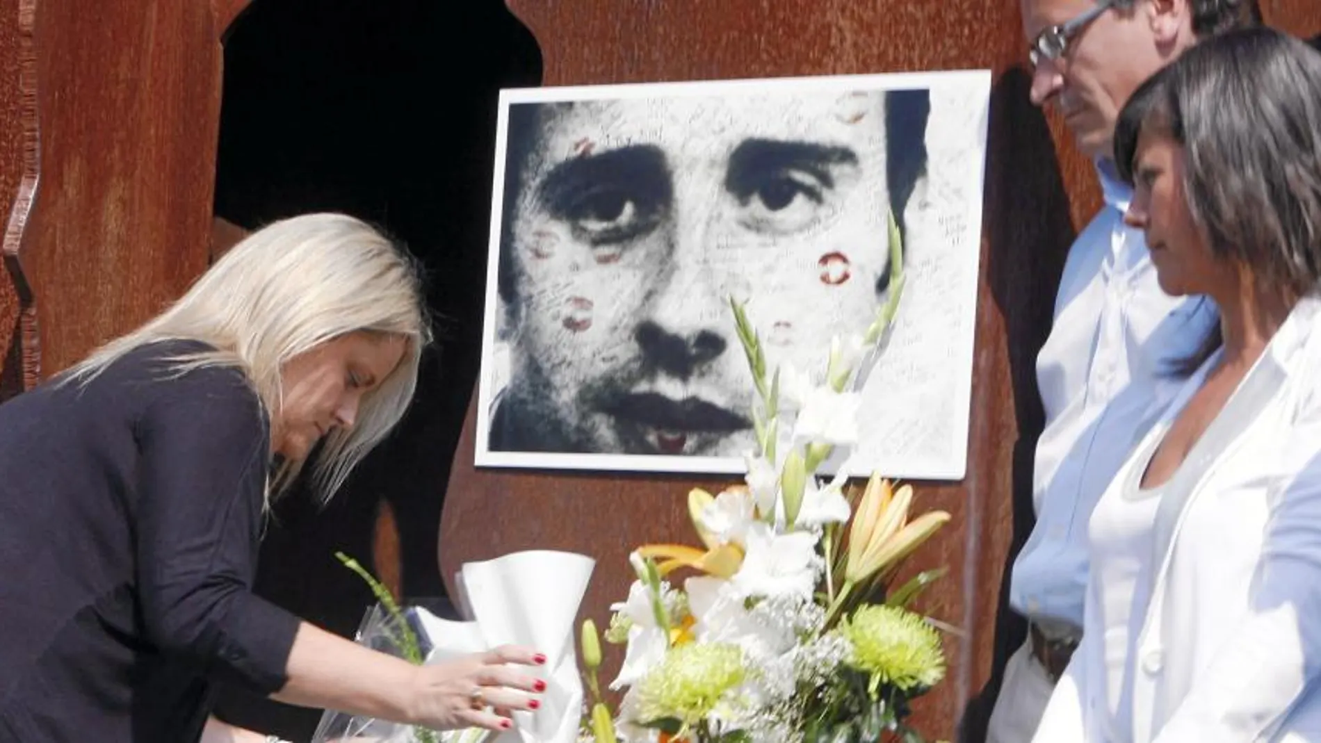 Representantes del PP vasco y familiares rindieron ayer un sentido homenaje al concejal de Ermua asesinado por ETA hace 16 años, Miguel Ángel Blanco.