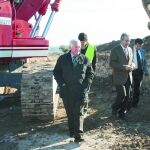 El consejero Cerdá y el alcalde Jódar (derecha), ayer durante la visita a las obras de saneamiento