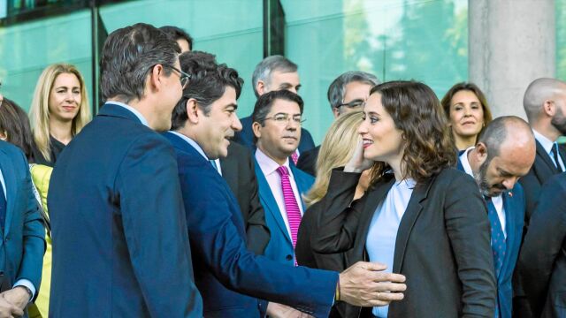 Isabel Díaz Ayuso, ayer con los compañeros del Grupo Popular en la Asamblea de Madrid