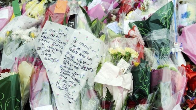 Varios ramos de flores han sido colocados en el lugar donde se produjo el asesinato.