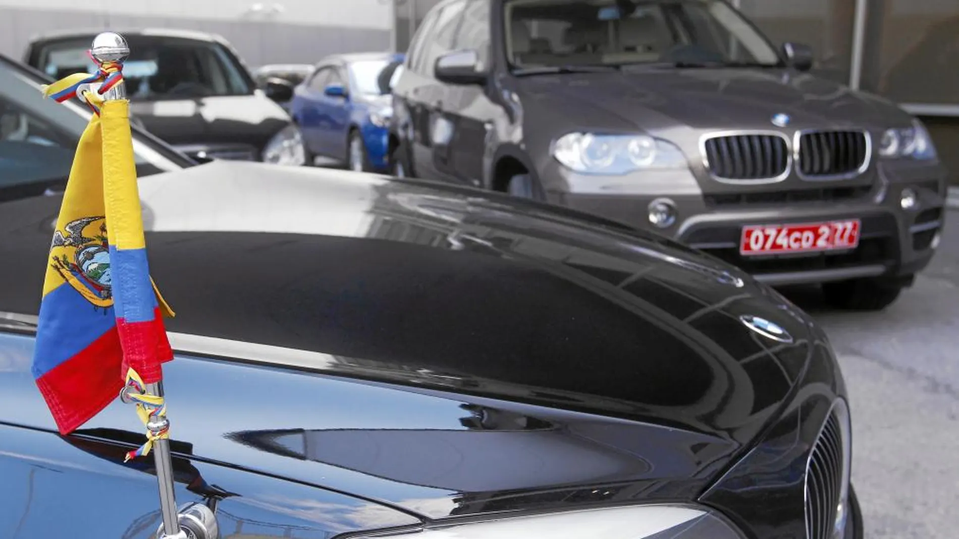 Un coche de la embajadada de Ecuador en el aeropuerto de Moscú