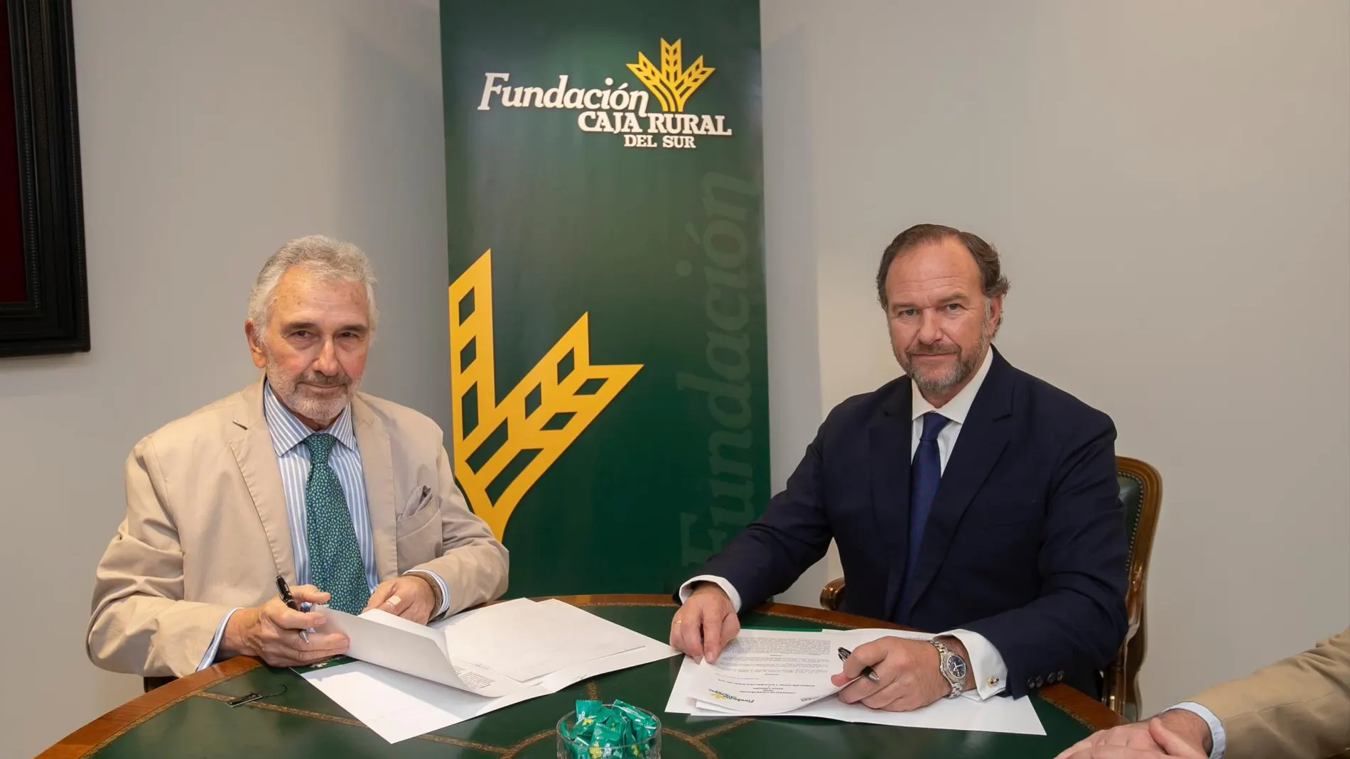 Los presidentes de Fundación Caja Rural del Sur, José Luis García Palacios Álvarez, y de Asaja-Córdoba, Ignacio Fernández de Mesa