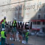 Retoques previos a la inauguración de la nueva tienda de Huawei en Madrid / AP