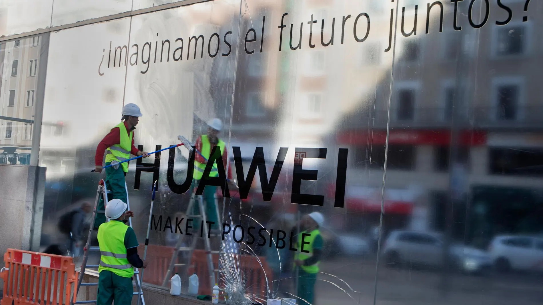 Retoques previos a la inauguración de la nueva tienda de Huawei en Madrid / AP