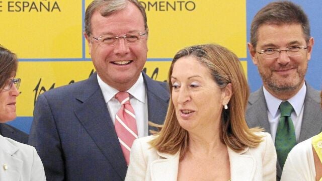 El consejero de Fomento y Medio Ambiente, Antonio Silván, junto a la ministra de Fomento, Ana Pastor, antes de iniciar la Conferencia Sectorial de Vivienda