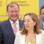El consejero de Fomento y Medio Ambiente, Antonio Silván, junto a la ministra de Fomento, Ana Pastor, antes de iniciar la Conferencia Sectorial de Vivienda