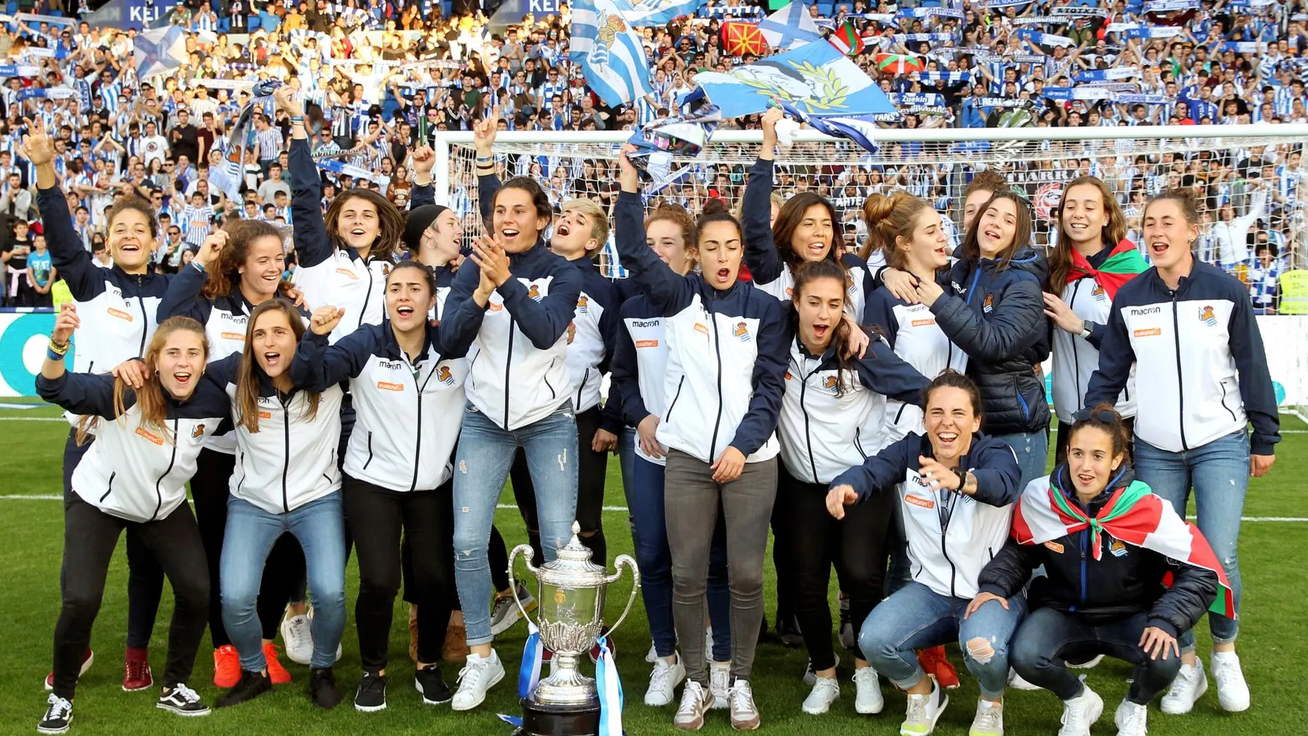 Las jugadoras de la Real celebran el título