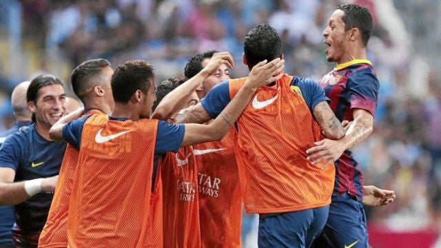 Los suplentes del Barça, que estaban calentando, se abrazan a Adriano tras marcar