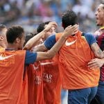 Los suplentes del Barça, que estaban calentando, se abrazan a Adriano tras marcar