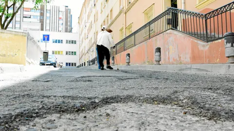 Las quejas se centran en los socavones que los vecinos tienen que sortear en la denominada plaza de Ángel Carbajo. Foto: DAVID SOLER