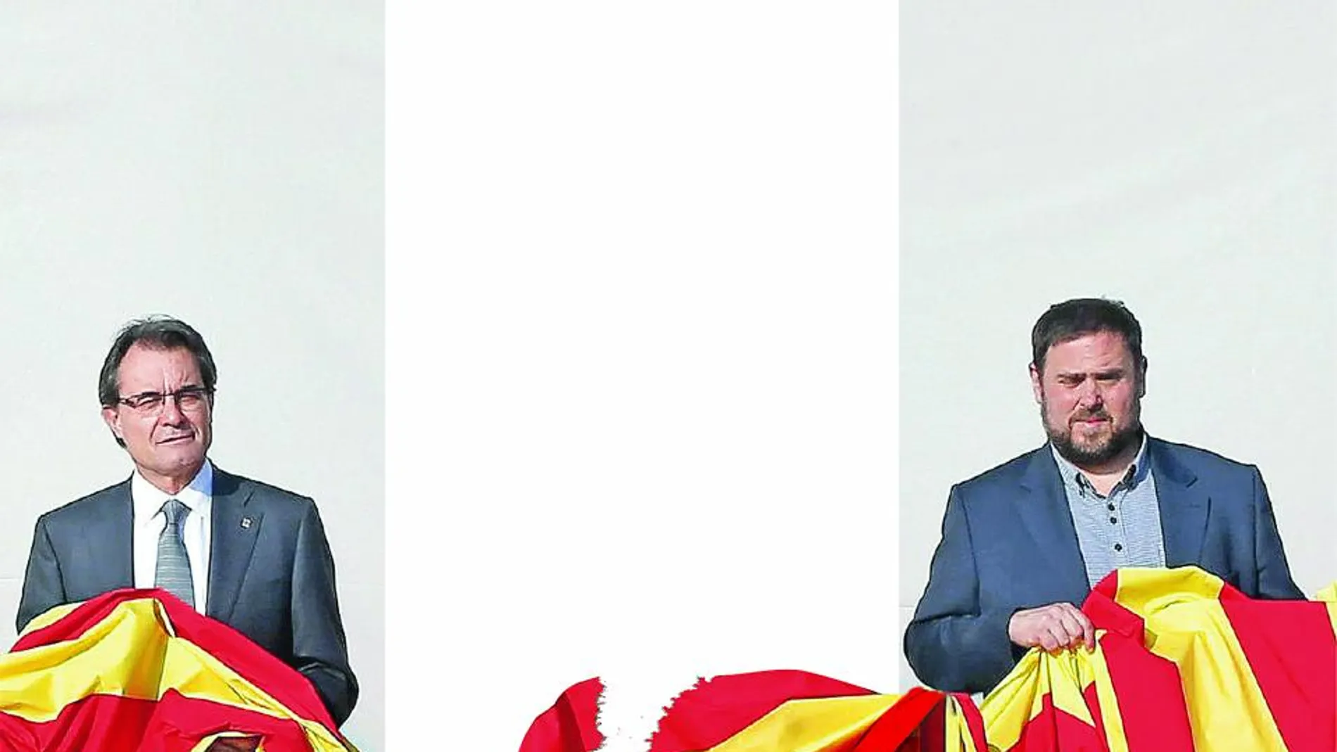 Fotografía de Mas y Junqueras realizada en la víspera de la consulta electoral con la señera que LA RAZÓN ha convertido, en el centro de la imagen, en una bandera española rota