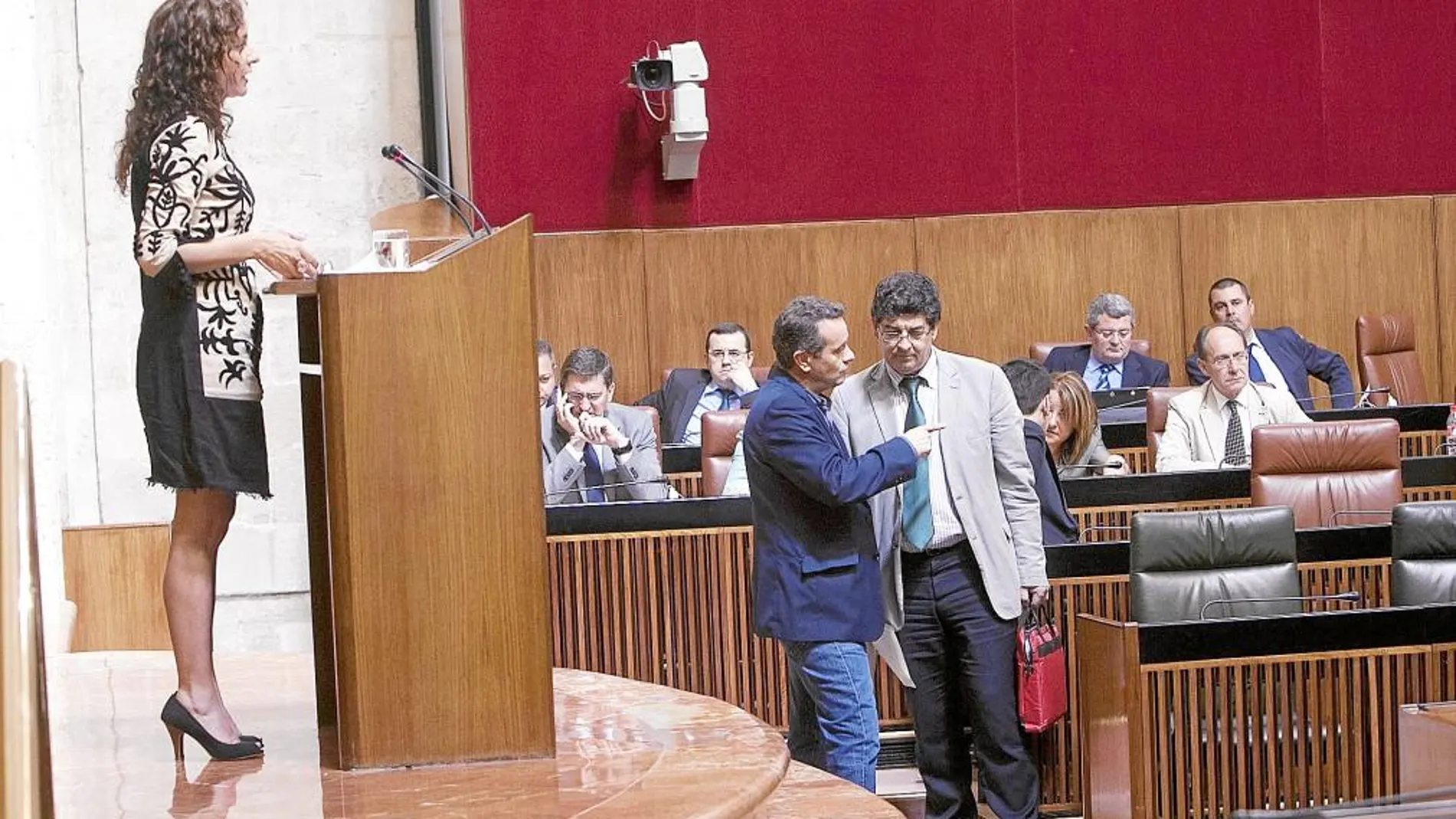 Montero defiende en la tribuna el Decreto mientras diputados de IU conversan