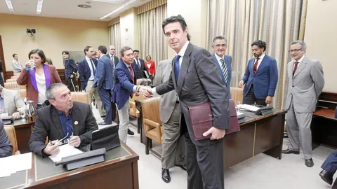 El ministro de Industria, José Manuel Soria, saluda al ex conseller y diputado, Mario Flores en el Congreso